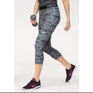 Women's Nike Pro Dri-Fit Black, White Crop Leggings Size Medium
